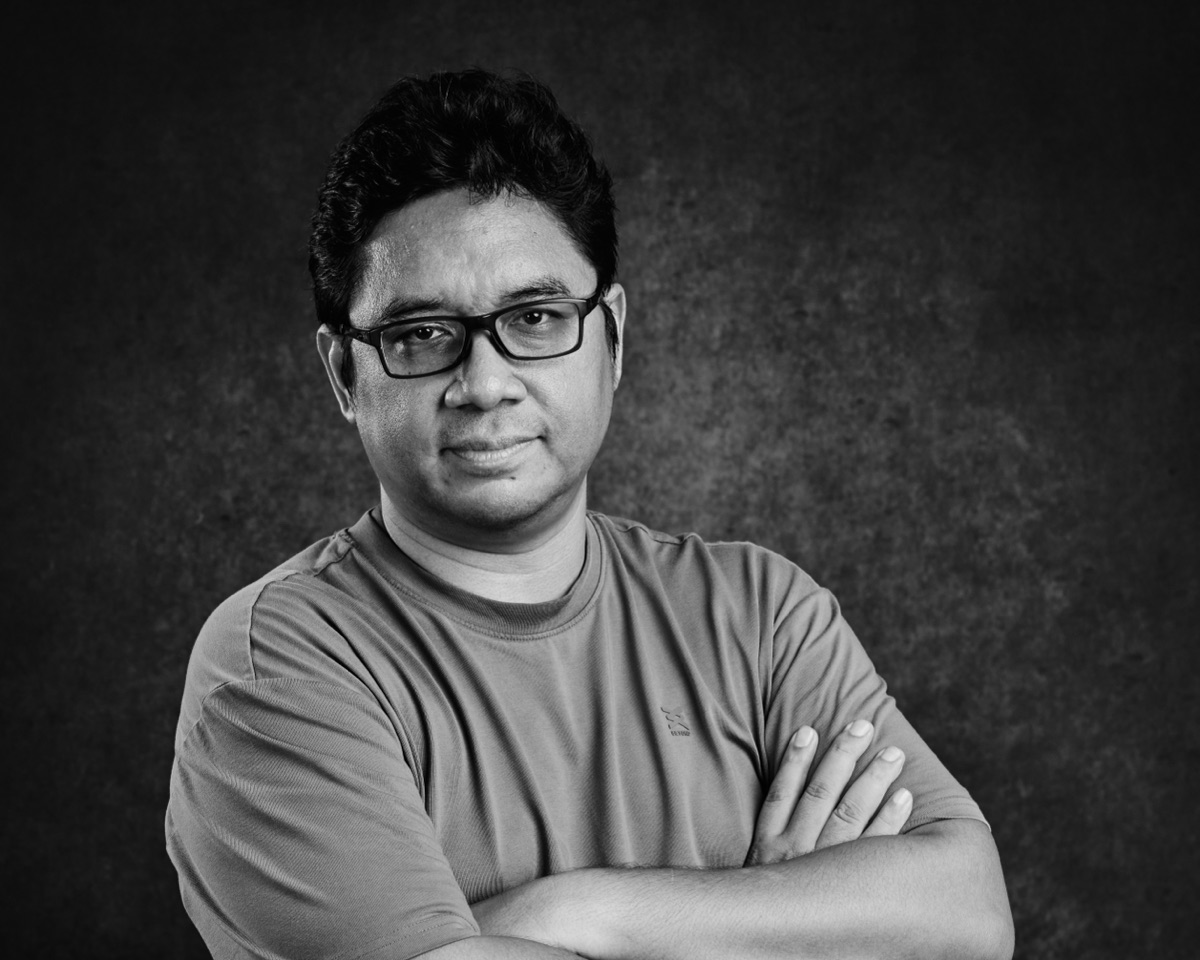 Black and white portrait of Worajedt Sitthidumrong